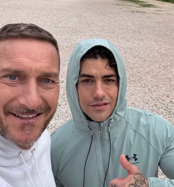 Tony Effe e Francesco Totti: l'annuncio epico per il concerto al Circo Massimo (VIDEO)