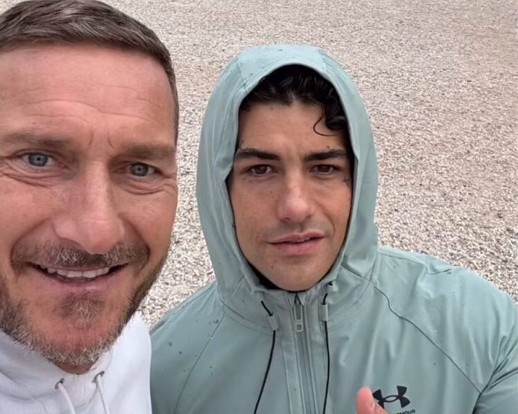 Tony Effe e Francesco Totti: l'annuncio epico per il concerto al Circo Massimo (VIDEO)