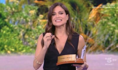 Isola dei Famosi, quarta puntata: Veronica Gentili ironizza sul tapiro d’oro ricevuto da Striscia