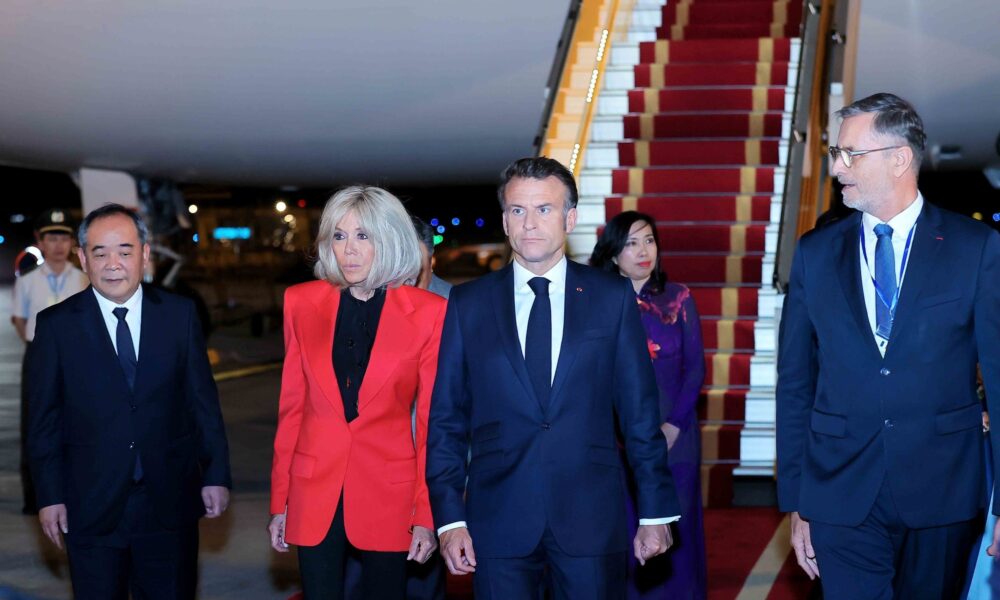 Emmanuel Macron riceve uno schiaffo dalla moglie