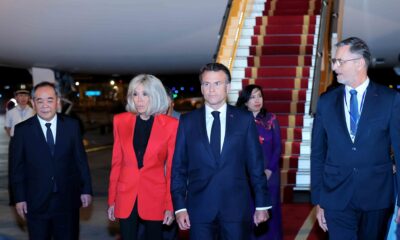 Emmanuel Macron riceve uno schiaffo dalla moglie