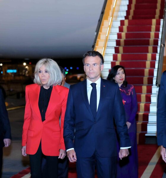 Emmanuel Macron riceve uno schiaffo dalla moglie