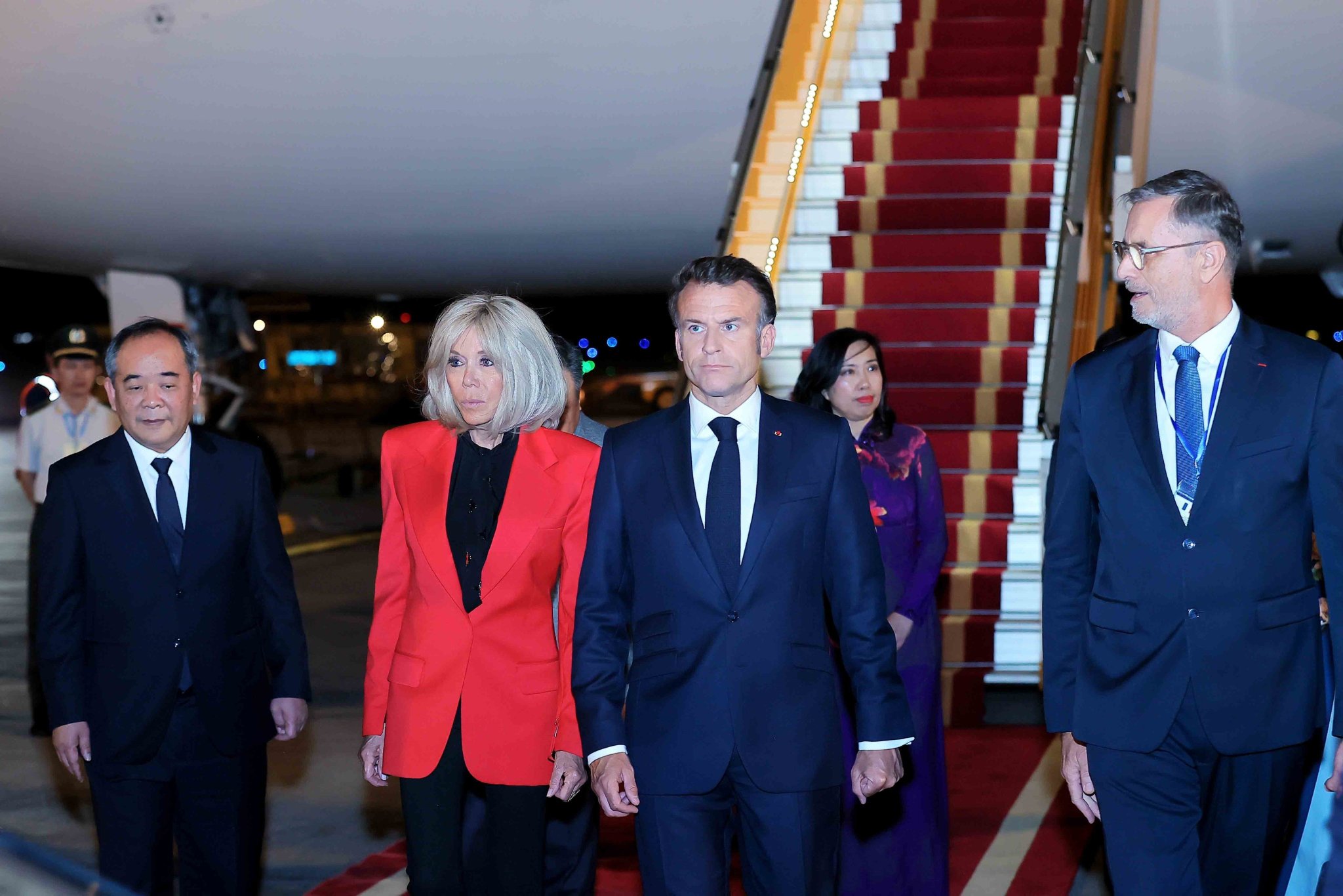 Emmanuel Macron riceve uno schiaffo dalla moglie