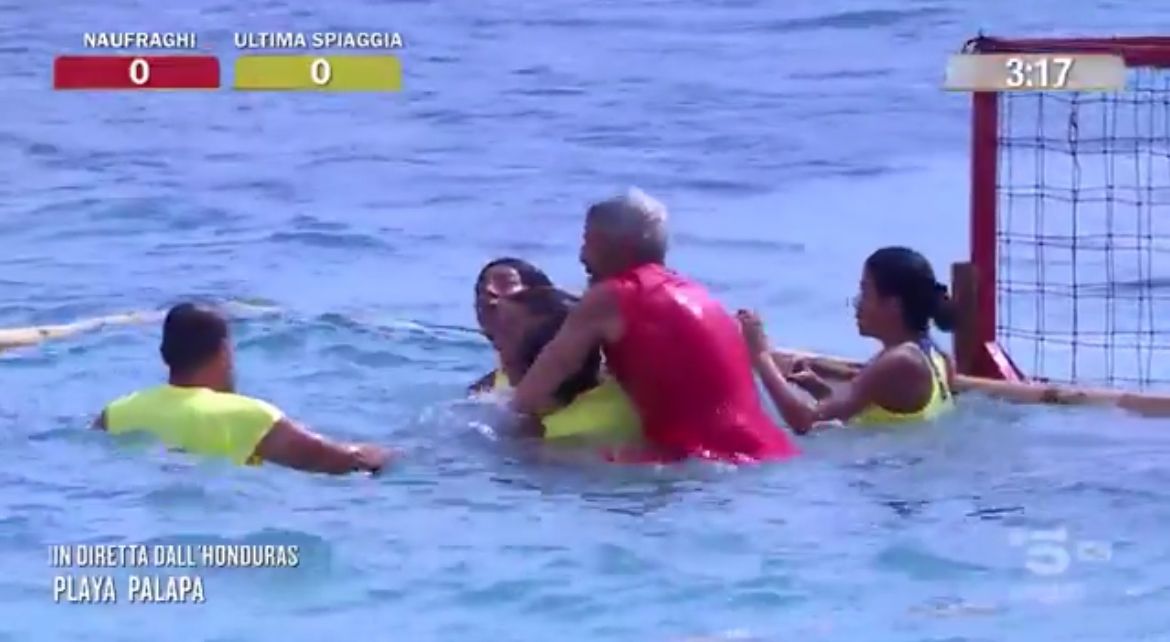 Rissa tra due naufraghi all’Isola dei Famosi: “Ti ammazzo, mer*a, ti tengo venti minuti sott’acqua” (VIDEO)