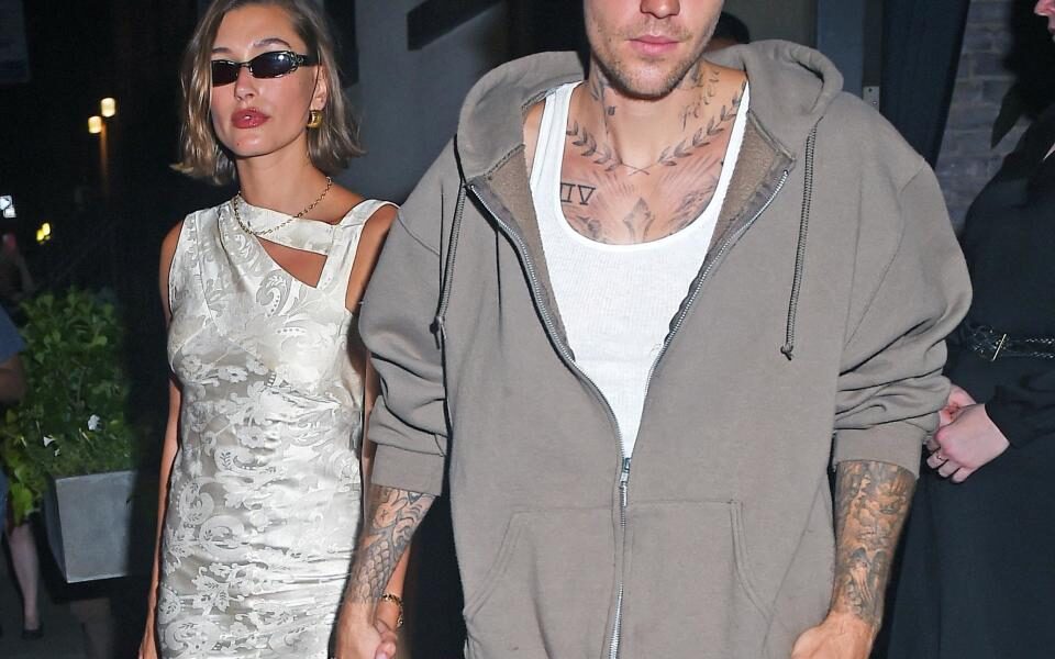 Justin Bieber: il crollo in diretta di una star. Bieber diventa suo malgrado il simbolo di una generazione angosciata dalla salute mentale. La vita sentimentale turbolenta, l'insofferenza verso un sistema che lo vuole sempre performante, i problemi a gestire ansia, depressione e rabbia, fanno di Bieber il rappresentante perfetto dei disagi inascoltati della Generazione Z.