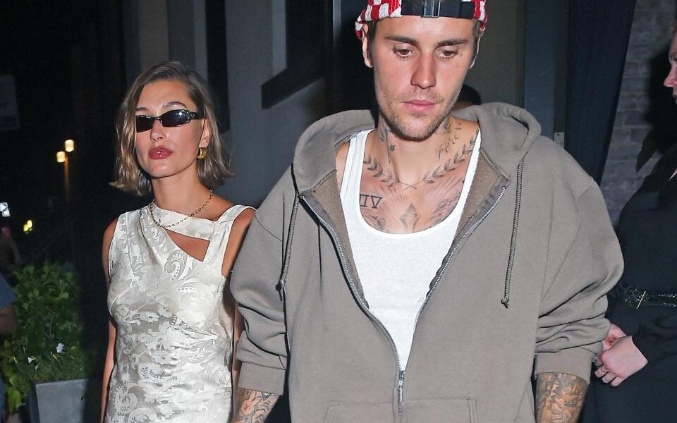 Justin Bieber: il crollo in diretta di una star. Bieber diventa suo malgrado il simbolo di una generazione angosciata dalla salute mentale. La vita sentimentale turbolenta, l'insofferenza verso un sistema che lo vuole sempre performante, i problemi a gestire ansia, depressione e rabbia, fanno di Bieber il rappresentante perfetto dei disagi inascoltati della Generazione Z.
