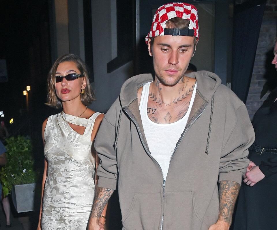Justin Bieber: il crollo in diretta di una star. Bieber diventa suo malgrado il simbolo di una generazione angosciata dalla salute mentale. La vita sentimentale turbolenta, l'insofferenza verso un sistema che lo vuole sempre performante, i problemi a gestire ansia, depressione e rabbia, fanno di Bieber il rappresentante perfetto dei disagi inascoltati della Generazione Z.