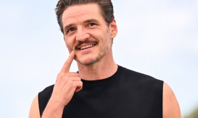Pedro Pascal: l'ultima icona di Hollywood. Simbolo di uomo virile senza essere tossico, Pascal è l'ultimo sex symbol intergenerazionale. L'attore cileno-americano unisce l'essere star all'assenza di arroganza, l'essere virile all'assenza di machismo, la capacità di parlare dei suoi sentimenti e delle sue emozioni all'essere solido e protettivo. Incarna quindi le richieste delle donne occidentali di una nuova mascolinità, lontana tanto dall'androginia quanto dallo stereotipo del maschio alpha.