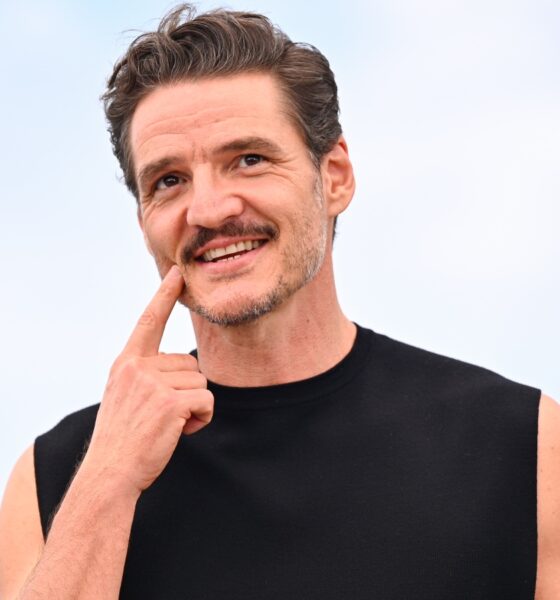 Pedro Pascal: l'ultima icona di Hollywood. Simbolo di uomo virile senza essere tossico, Pascal è l'ultimo sex symbol intergenerazionale. L'attore cileno-americano unisce l'essere star all'assenza di arroganza, l'essere virile all'assenza di machismo, la capacità di parlare dei suoi sentimenti e delle sue emozioni all'essere solido e protettivo. Incarna quindi le richieste delle donne occidentali di una nuova mascolinità, lontana tanto dall'androginia quanto dallo stereotipo del maschio alpha.