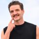 Pedro Pascal: l'ultima icona di Hollywood. Simbolo di uomo virile senza essere tossico, Pascal è l'ultimo sex symbol intergenerazionale. L'attore cileno-americano unisce l'essere star all'assenza di arroganza, l'essere virile all'assenza di machismo, la capacità di parlare dei suoi sentimenti e delle sue emozioni all'essere solido e protettivo. Incarna quindi le richieste delle donne occidentali di una nuova mascolinità, lontana tanto dall'androginia quanto dallo stereotipo del maschio alpha.