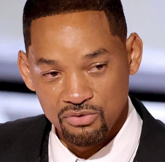 Will Smith: il suo ritorno al rap è ridicolo. Smith cerca la redenzione, ma il risultato dimostrare che è una star scollegata dal mondo. Dopo l'incidente agli Oscar 2022 e le rivelazioni della moglie Jada Pinkett su corna reciproche e comportamenti tossici, Will Smith fresco di psicoterapia prova a riconnettersi con le sue origini musicali. A diventare virali però non sono i suoi brani, ma i video dei suoi concerti promozionali improvvisati, in cui un pubblico perplesso si chiede perché una star miliardia di mezza età debba rendersi così ridicola.