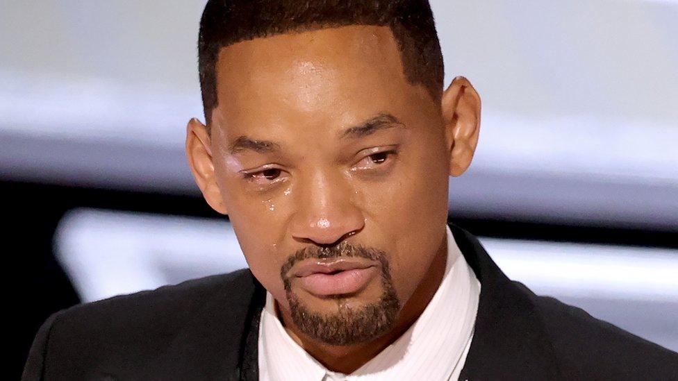 Will Smith: il suo ritorno al rap è ridicolo. Smith cerca la redenzione, ma il risultato dimostrare che è una star scollegata dal mondo. Dopo l'incidente agli Oscar 2022 e le rivelazioni della moglie Jada Pinkett su corna reciproche e comportamenti tossici, Will Smith fresco di psicoterapia prova a riconnettersi con le sue origini musicali. A diventare virali però non sono i suoi brani, ma i video dei suoi concerti promozionali improvvisati, in cui un pubblico perplesso si chiede perché una star miliardia di mezza età debba rendersi così ridicola.