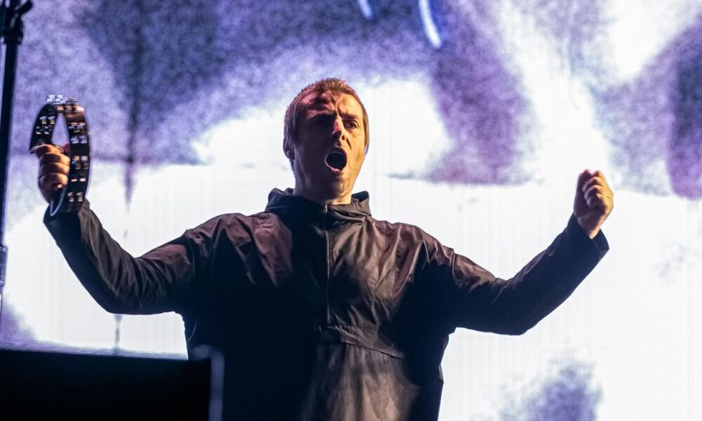 Liam Gallagher non potrà più lanciare il tamburello dal palco. La reazione dell'artista