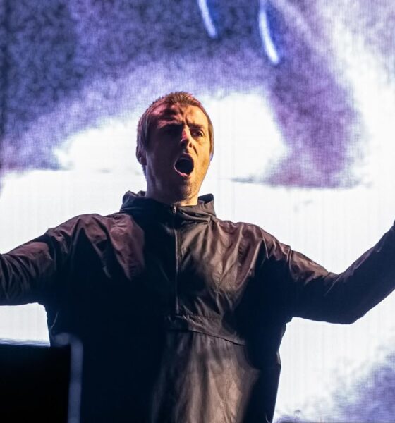Liam Gallagher non potrà più lanciare il tamburello dal palco. La reazione dell'artista