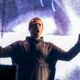 Liam Gallagher non potrà più lanciare il tamburello dal palco. La reazione dell'artista