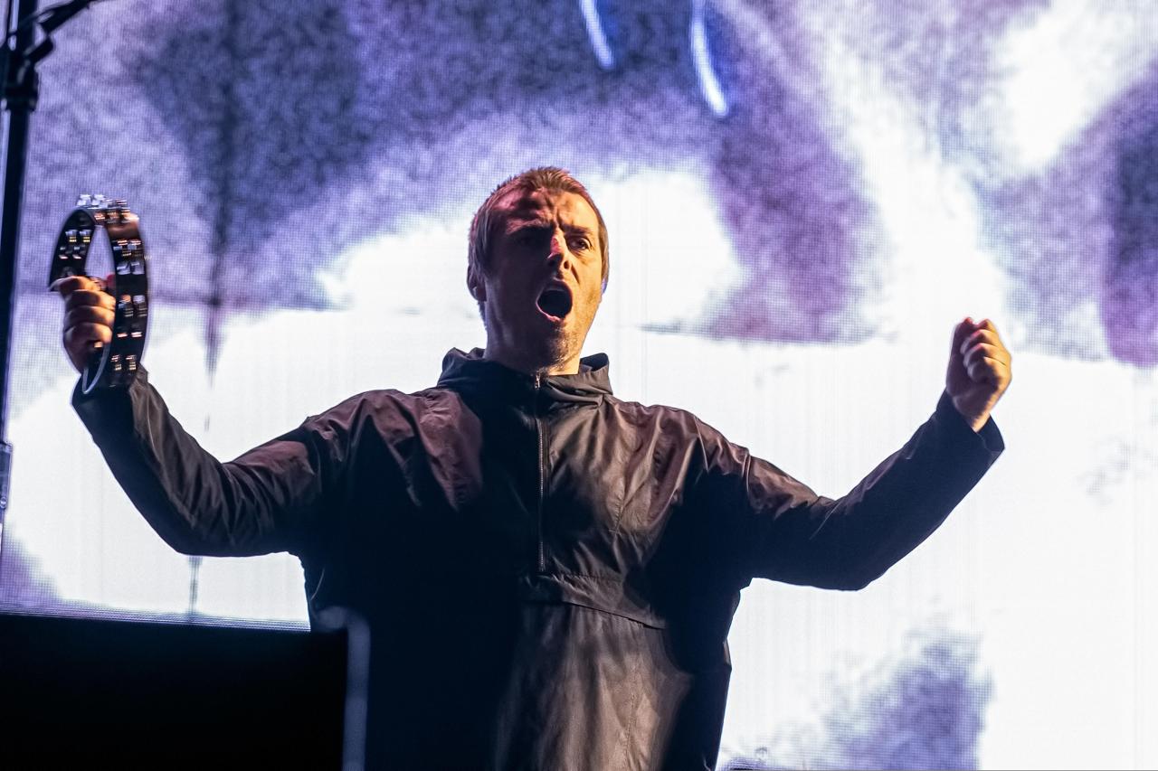Liam Gallagher non potrà più lanciare il tamburello dal palco. La reazione dell'artista