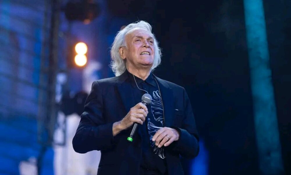 Riccardo Fogli deriso per il ballo sul palco a 77 anni: "Ma cos'è acqua gym?"