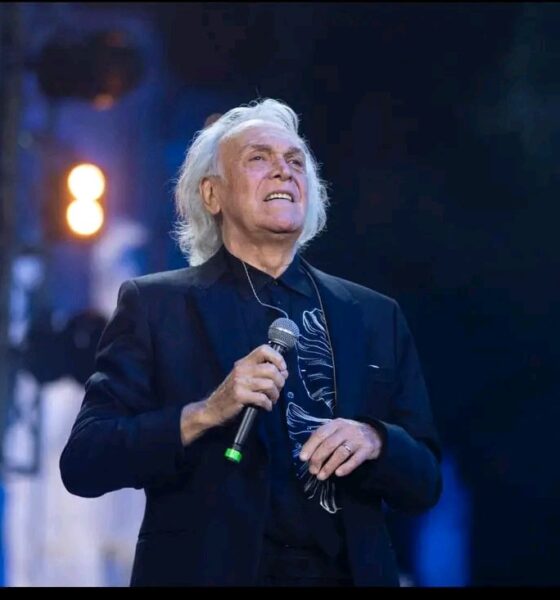 Riccardo Fogli deriso per il ballo sul palco a 77 anni: "Ma cos'è acqua gym?"