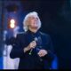 Riccardo Fogli deriso per il ballo sul palco a 77 anni: "Ma cos'è acqua gym?"