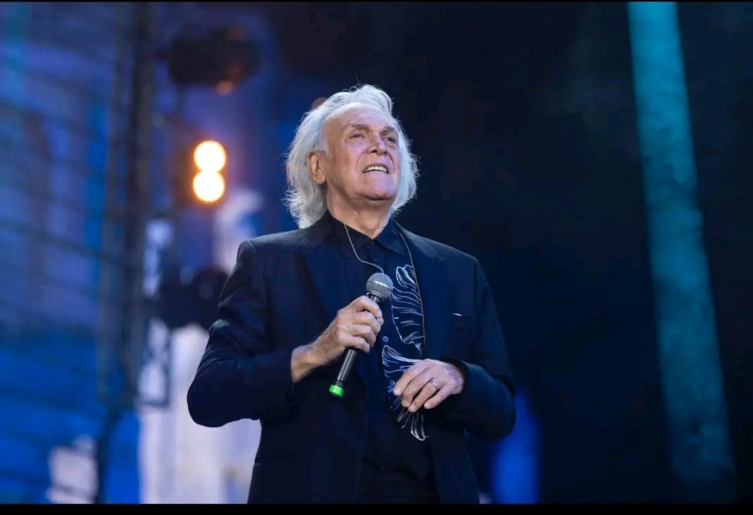 Riccardo Fogli deriso per il ballo sul palco a 77 anni: "Ma cos'è acqua gym?"