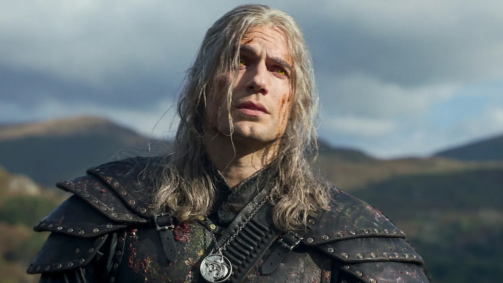 La serie tv The Witcher è un fallimento. Decine di milioni di dollari di passivo, Cavill furioso e il pubblico che fugge altrove. Eppure all'inizio sembrava un successo assicurato: tratta da un ciclo di romanzi bestseller e sorella di una saga videoludica da 70 milioni di copie, la serie originale Netflix era pensata per coniugare alto budget, qualità artistica e ascolti record. Invece il pubblico non ha mai amato la serie, trovandola una copia sbiadita di Got e del Signore degli Anelli.