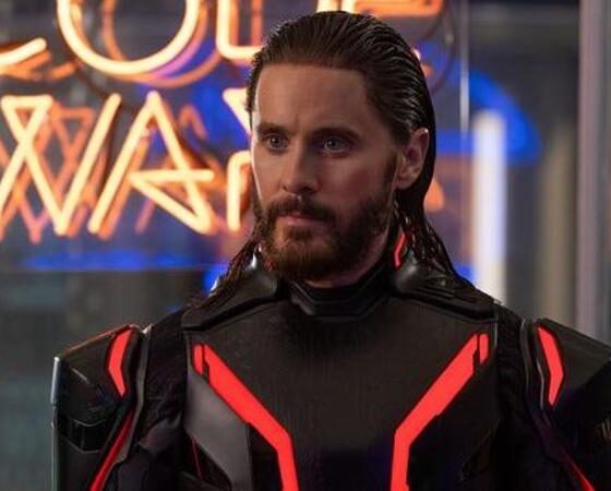 Jared Leto sotto accusa. Il flop di "Tron: Ares" mette in dubbio non solo la carriera di Leto, ma il peso delle star nel successo dei film.