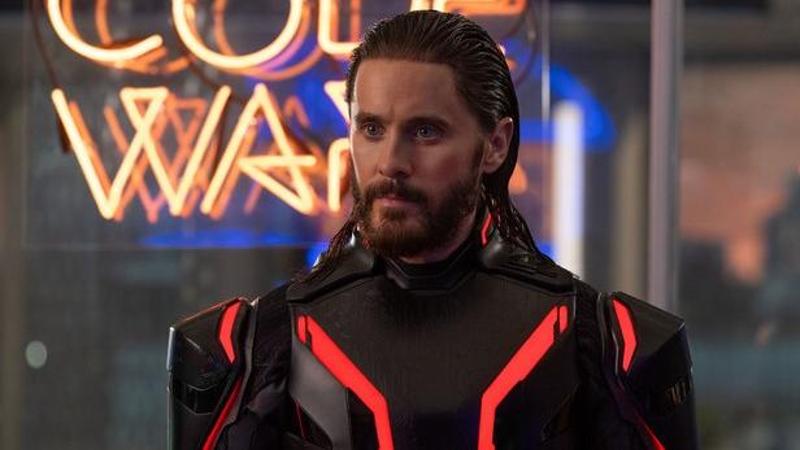 Jared Leto sotto accusa. Il flop di "Tron: Ares" mette in dubbio non solo la carriera di Leto, ma il peso delle star nel successo dei film.