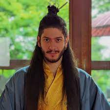 Il conflitto d'interessi scuote i contents creators. La guerra fra creators indipendenti vs sponsorizzati dalle aziende arriva in Italia. Travel, food, videogames, cinema: ogni settore è scosso da una polemica tutt'altro che sterile, ossia quanto quella dei creators recensori che hanno scelto di troncare ogni rapporto con le aziende del proprio settore, e quelli che invece ci collaborano ottenendo vantaggi monetari, anteprime, interviste esclusive. Una guerra che ha come fine convincere il consumatore della propria credibilità.