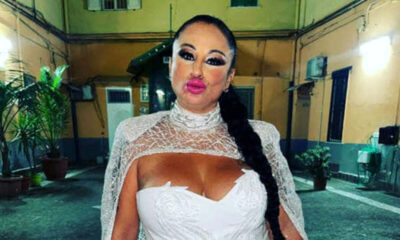 Rita De Crescenzo: lo scandalo dell'autenticità. La tiktoker napoletana a Belve sfoggia la sua capacità di narrare l'anima dannata di Napoli. Poco importa se la sua narrazione sia genuina o la costruzione di un personaggio studiato per creare ragebait, ciò che conta è che la sua storia trasuda credibilità.