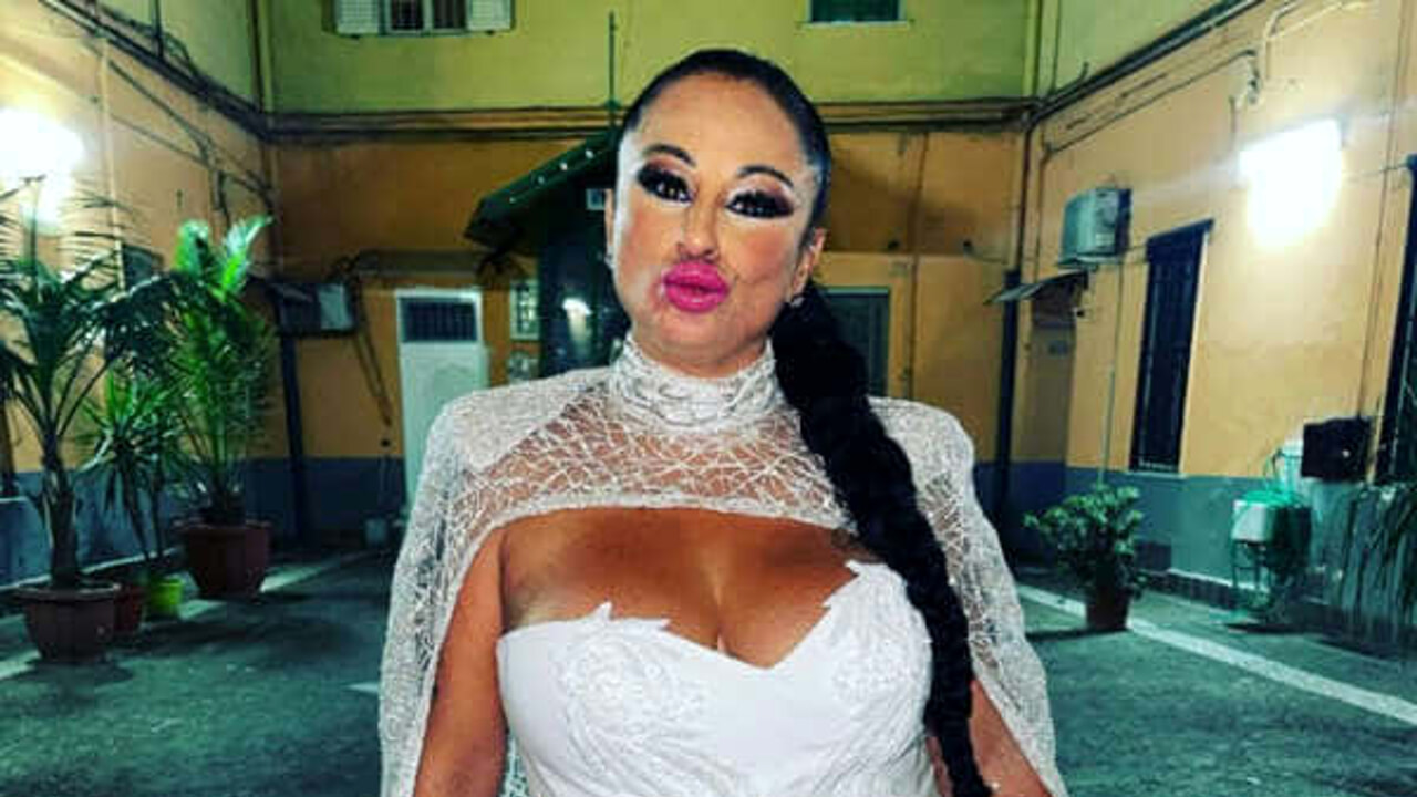 Rita De Crescenzo: lo scandalo dell'autenticità. La tiktoker napoletana a Belve sfoggia la sua capacità di narrare l'anima dannata di Napoli. Poco importa se la sua narrazione sia genuina o la costruzione di un personaggio studiato per creare ragebait, ciò che conta è che la sua storia trasuda credibilità.