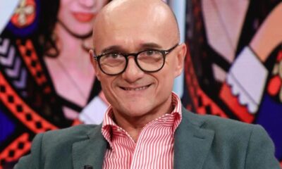 Corona fa scoppiare il metoo italiano? Secondo Corona Signorini baratta apparizioni tv con sesso, pedaggio "necessario" per entrare nel GF. Per il giornalista catanese quello di Signorini è un vero e proprio sistema, che avrebbe mietuto 500 vittime in dieci anni. Gli elementi per scoperchiare un sistema marcio sembrano esserci, il problema è se per noi italiani il tutto si ridurrà a gossip o ci sarà una protesta collettiva come fu per gli statunitensi all'epoca del metoo