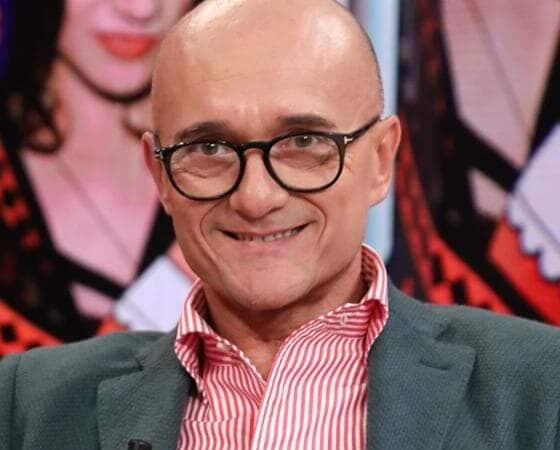 Corona fa scoppiare il metoo italiano? Secondo Corona Signorini baratta apparizioni tv con sesso, pedaggio "necessario" per entrare nel GF. Per il giornalista catanese quello di Signorini è un vero e proprio sistema, che avrebbe mietuto 500 vittime in dieci anni. Gli elementi per scoperchiare un sistema marcio sembrano esserci, il problema è se per noi italiani il tutto si ridurrà a gossip o ci sarà una protesta collettiva come fu per gli statunitensi all'epoca del metoo