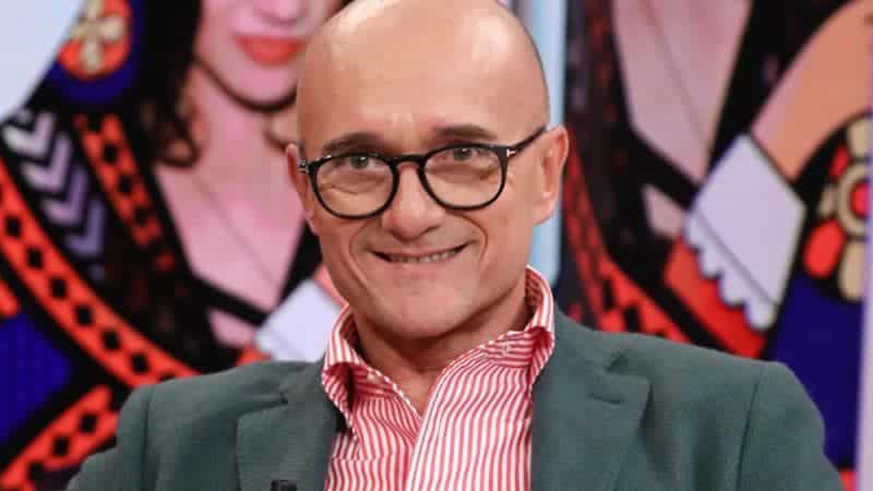 Corona fa scoppiare il metoo italiano? Secondo Corona Signorini baratta apparizioni tv con sesso, pedaggio "necessario" per entrare nel GF. Per il giornalista catanese quello di Signorini è un vero e proprio sistema, che avrebbe mietuto 500 vittime in dieci anni. Gli elementi per scoperchiare un sistema marcio sembrano esserci, il problema è se per noi italiani il tutto si ridurrà a gossip o ci sarà una protesta collettiva come fu per gli statunitensi all'epoca del metoo