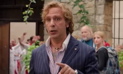 Zalone stravince ma non convince. "Buen camino" fa ridere, ma è un insieme di sketch slegati che si traducono in un'apologia della famiglia. Il politicamente scorretto c'è ancora ovviamente, ma rimane confinato ad alcune categorie classiche (omosessuali, non bianchi), mentre sui valori tradizionali Medici non affonda, vedendoli come l'ultimo baluardo nei confronti dell'ipocrisia e della piccineria umana.