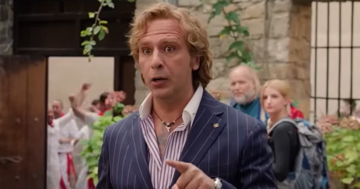 Zalone stravince ma non convince. "Buen camino" fa ridere, ma è un insieme di sketch slegati che si traducono in un'apologia della famiglia. Il politicamente scorretto c'è ancora ovviamente, ma rimane confinato ad alcune categorie classiche (omosessuali, non bianchi), mentre sui valori tradizionali Medici non affonda, vedendoli come l'ultimo baluardo nei confronti dell'ipocrisia e della piccineria umana.