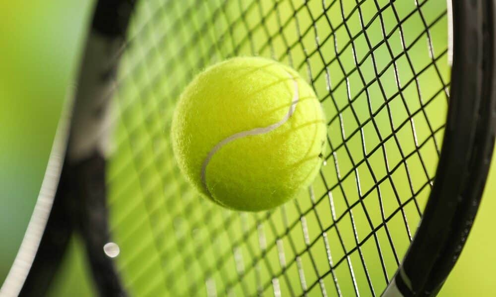 Racchetta e pallina da tennis (© Depositphotos)