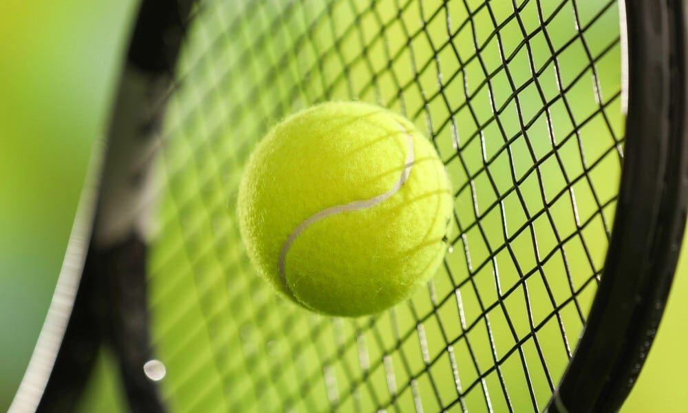 Racchetta e pallina da tennis (© Depositphotos)