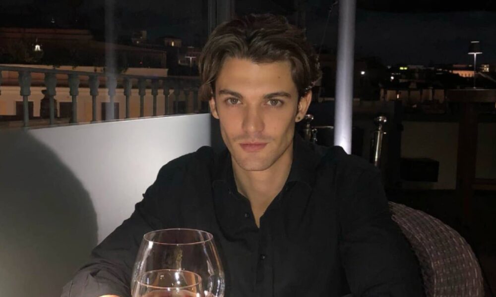 Grande Fratello, DIRETTA di Lunedì 1 Dicembre e Talklandia con Samantha Discolpa. Jonas è il secondo finalista. Mattia (in stampelle) eliminato