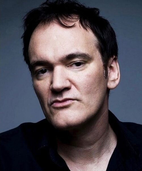 Tarantino contro Hollywood. Al podcast di Ellis il regista spara a zero su Dano, facendo infuriare l'intera industria che gli si rivolta contro. I difensori di Tarantino parlano di ipocrisia e di attacco al free speech americano, ma il problema non è Tarantino in sé: Hollywood è in crisi esistenziale fra AI, piattaforme di streaming e incassi in picchiata, e quindi chiede a tutti gli addetti ai lavori di presentarsi come una famiglia amorevolmente unita all'esterno, in attesa di tempi migliori.