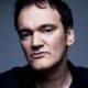Tarantino contro Hollywood. Al podcast di Ellis il regista spara a zero su Dano, facendo infuriare l'intera industria che gli si rivolta contro. I difensori di Tarantino parlano di ipocrisia e di attacco al free speech americano, ma il problema non è Tarantino in sé: Hollywood è in crisi esistenziale fra AI, piattaforme di streaming e incassi in picchiata, e quindi chiede a tutti gli addetti ai lavori di presentarsi come una famiglia amorevolmente unita all'esterno, in attesa di tempi migliori.
