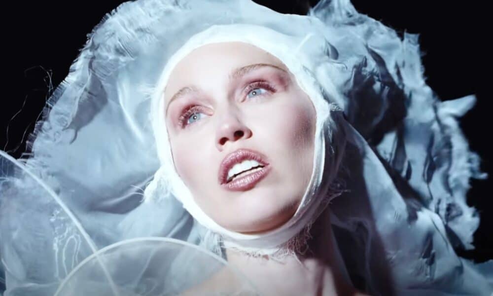 Miley Cyrus - Secrets ft. Lindsey Buckingham, Mick Fleetwood. Una magia che omaggia gli anni '80 dei Fleetwood Mac