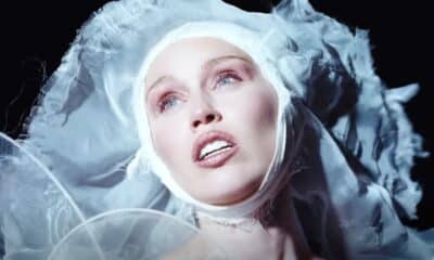 Miley Cyrus - Secrets ft. Lindsey Buckingham, Mick Fleetwood. Una magia che omaggia gli anni '80 dei Fleetwood Mac