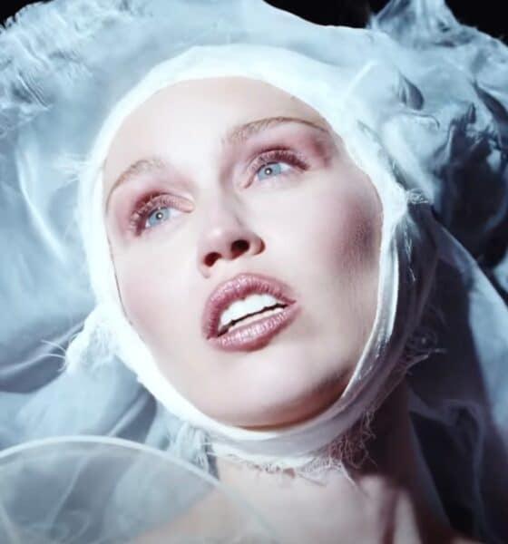 Miley Cyrus - Secrets ft. Lindsey Buckingham, Mick Fleetwood. Una magia che omaggia gli anni '80 dei Fleetwood Mac