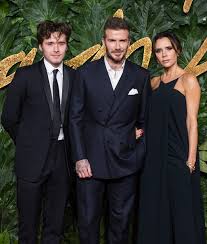 Anche i Beckham piangono. La rottura fra Blooklyn e genitori è più di un dissapore familiare, è una crisi reputazionale del brand. I Beckham infatti sono una famiglia-azienda social, dove rapporti affettivi e questioni commerciali sono talmente intrecciate da essere indistinguibili.