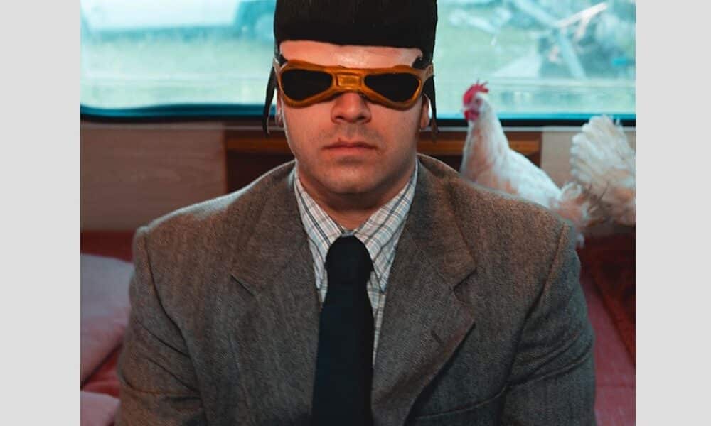 Tony Pitony: la rivincita del demenziale. Giunto come un tornado sul mainstream italiano, Pitony unisce eros, teatro e trash in maniera unica. Fra live ad alto tasso d'oscenità, video fra il surreale e il grottesco, interviste dove unisce l'ossessione per il flexare della trap a inaspettati racconti di fragilità ed alienazione, l'artista siciliano macina ascolti e views orgoglioso del suo essere indipendente.