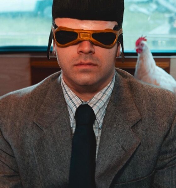 Tony Pitony: la rivincita del demenziale. Giunto come un tornado sul mainstream italiano, Pitony unisce eros, teatro e trash in maniera unica. Fra live ad alto tasso d'oscenità, video fra il surreale e il grottesco, interviste dove unisce l'ossessione per il flexare della trap a inaspettati racconti di fragilità ed alienazione, l'artista siciliano macina ascolti e views orgoglioso del suo essere indipendente.