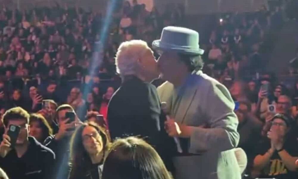 Renato Zero ferma il concerto per abbracciare Enrica Bonaccorti (VIDEO)