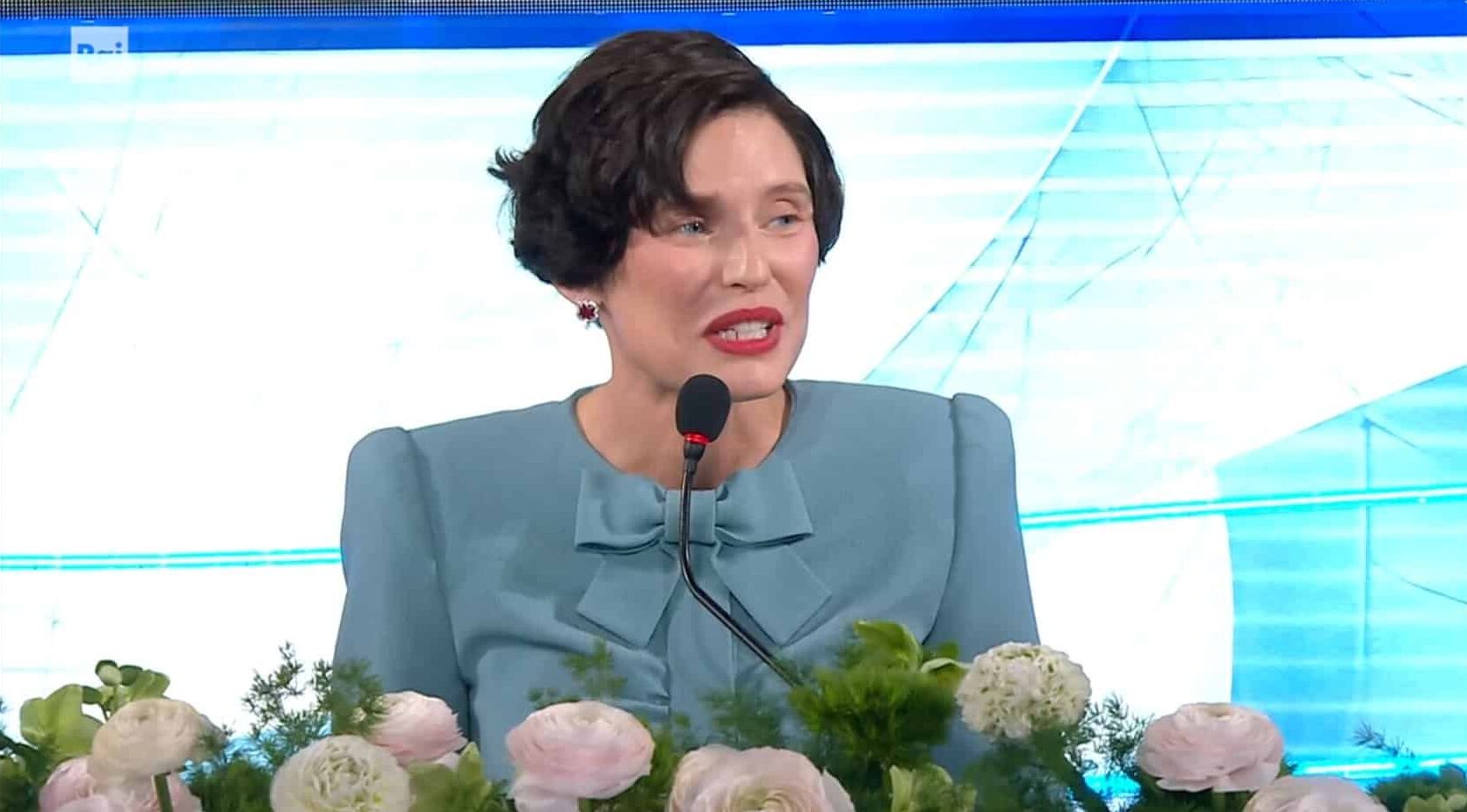 Sanremo 2026, la quarta serata: duetti, cover e sorprese. Co-conduttrice Bianca Balti