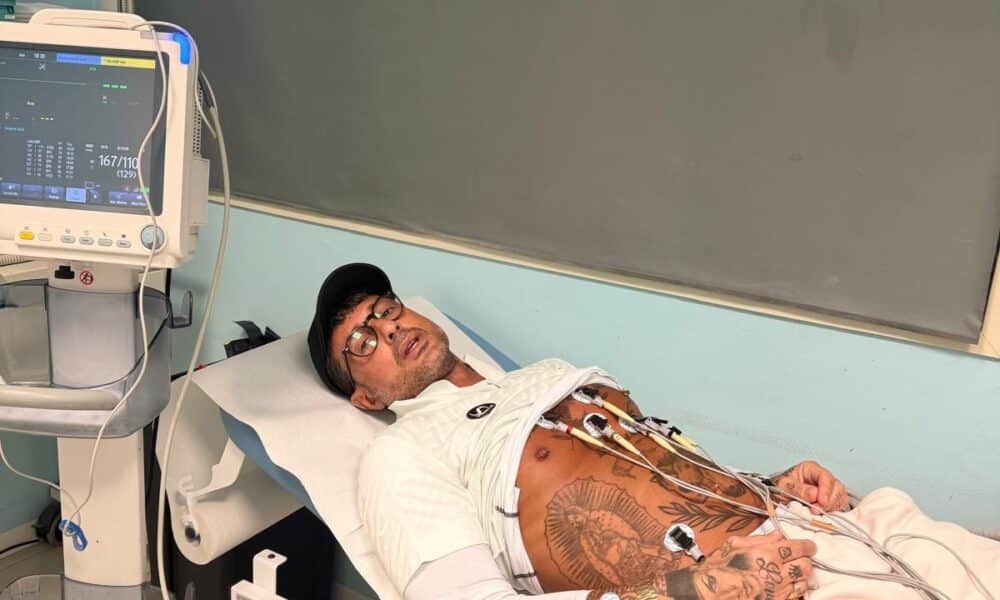 Fabrizio Corona ricoverato in cardiologia, ironizza sui social: "Non mi state fermando, mi state ricreando"