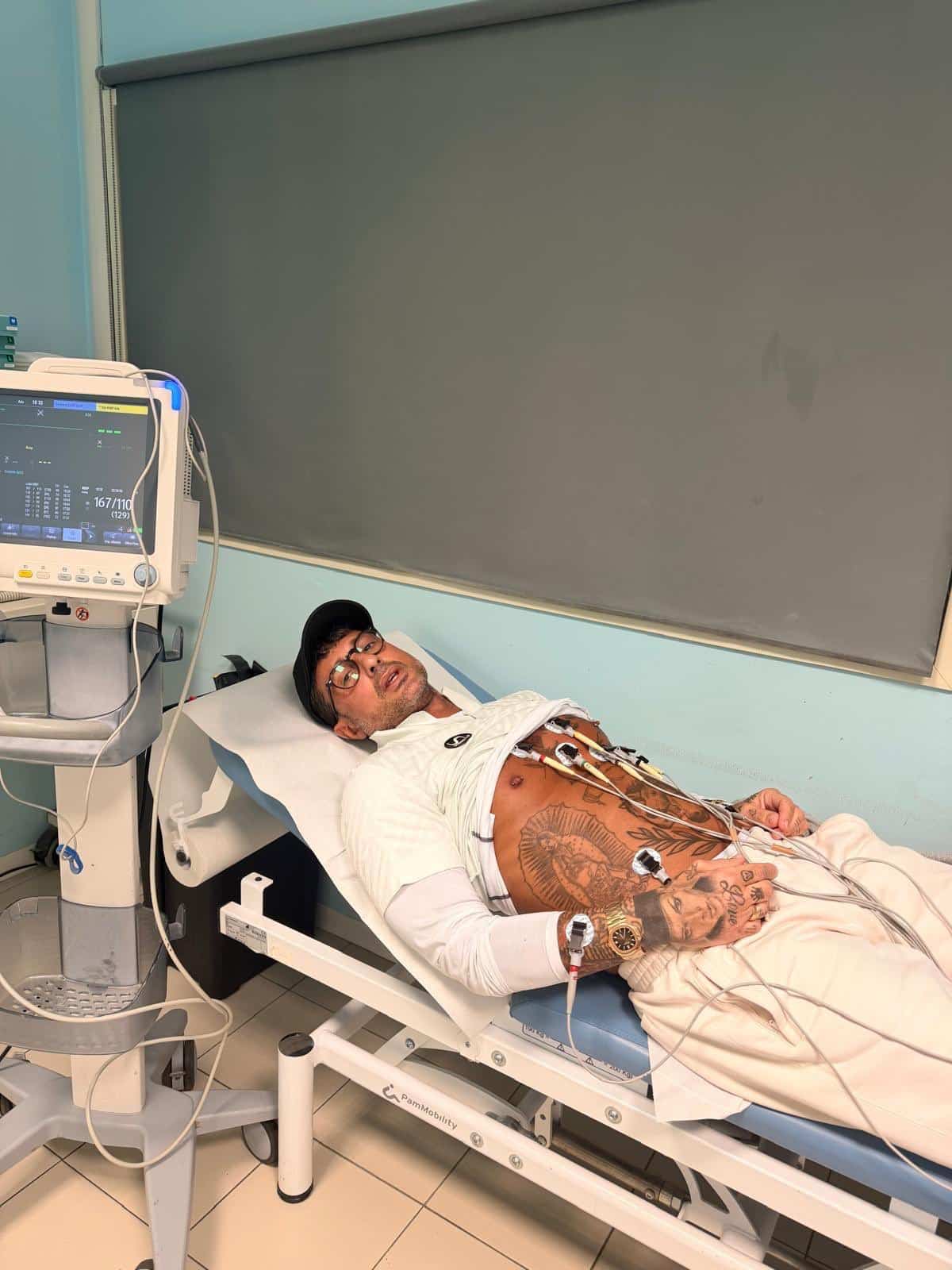 Fabrizio Corona ricoverato in cardiologia, ironizza sui social: "Non mi state fermando, mi state ricreando"